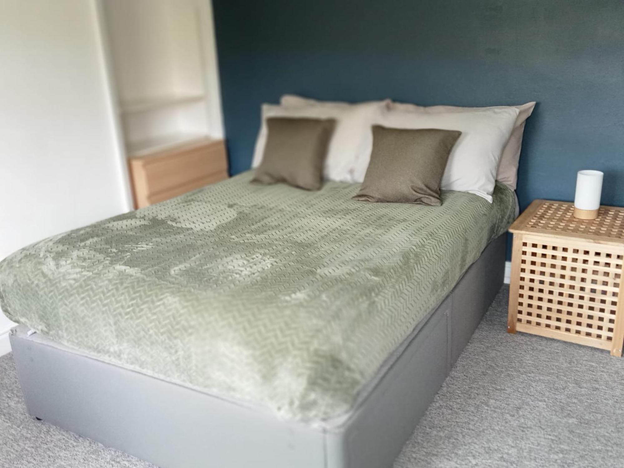 Long Term / Contractors / Discounts /free Parking Apartment Bristol